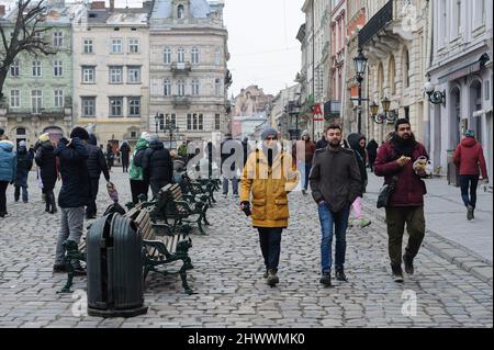 Lviv, Ucraina. 07th Mar 2022. La gente cammina nel centro della città a piazza Rynok. Credit: SOPA Images Limited/Alamy Live News Foto Stock