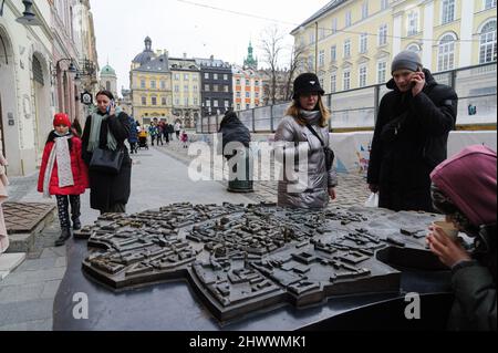 Lviv, Ucraina. 07th Mar 2022. La gente guarda una mappa di Lviv. Credit: SOPA Images Limited/Alamy Live News Foto Stock