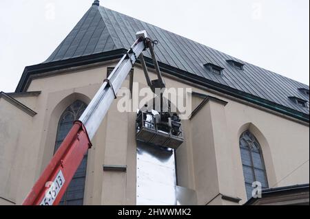 Lviv, Ucraina. 07th Mar 2022. Monumenti e edifici sono protetti in previsione di possibili bombardamenti, come le forze russe pranzo invasione su vasta scala dell'Ucraina. Credit: SOPA Images Limited/Alamy Live News Foto Stock