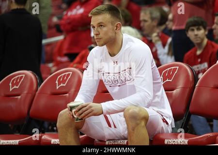 6 marzo 20, 2022: I distintivi del Wisconsin sorvegliano Brad Davison (34) durante la partita di pallacanestro NCAA tra i nebraska Cornhuskers e i distintivi del Wisconsin al Kohl Center di Madison, WISCONSIN. Darren Lee/CSM Foto Stock