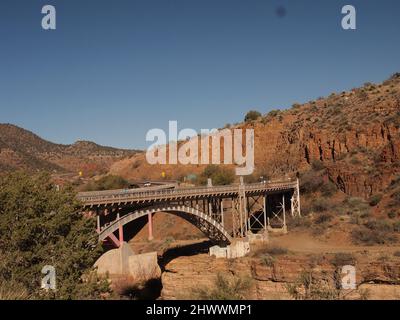 Ponte sul Salt River Canyon attraverso il Salt River lungo l'autostrada US 60. Foto Stock