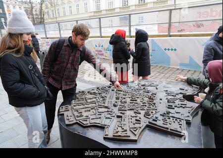 Lviv, Ucraina. 07th Mar 2022. La gente guarda una mappa di Lviv. (Foto di Mykola TYS/SOPA Images/Sipa USA) Credit: Sipa USA/Alamy Live News Foto Stock