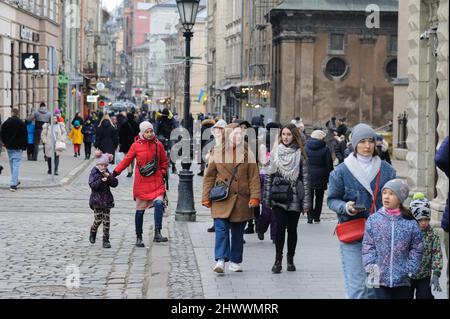 Lviv, Ucraina. 07th Mar 2022. La gente cammina nel centro della città a piazza Rynok. (Foto di Mykola TYS/SOPA Images/Sipa USA) Credit: Sipa USA/Alamy Live News Foto Stock