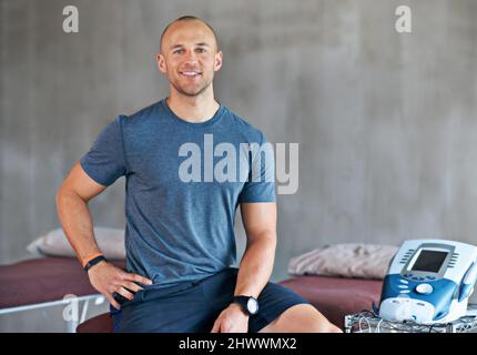 Condurre i miei clienti ad una vita più sana. Shot di un allenatore seduto in palestra. Foto Stock