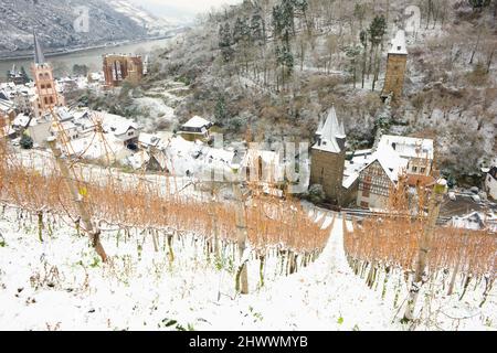 Panoramica di Bacharach e dei vigneti circostanti in inverno, Renania-Palatinato, Germania Foto Stock