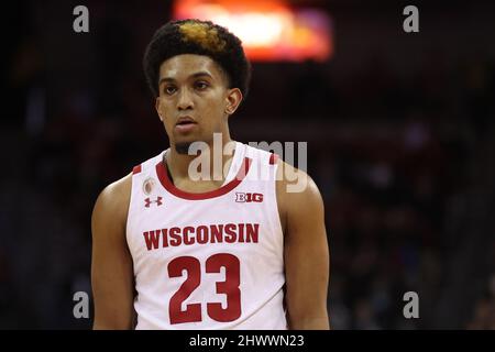 6 marzo 20, 2022: I distintivi del Wisconsin proteggono Chucky Hepburn (23) durante la partita di pallacanestro NCAA tra i nebraska Cornhuskers e i distintivi del Wisconsin al Kohl Center di Madison, WISCONSIN. Darren Lee/CSM Foto Stock