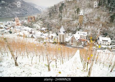 Panoramica di Bacharach e dei vigneti circostanti in inverno, Renania-Palatinato, Germania Foto Stock