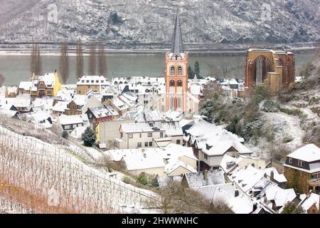 Panoramica di Bacharach e dei vigneti circostanti in inverno, Renania-Palatinato, Germania Foto Stock