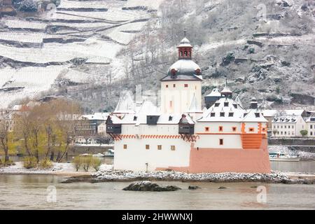 Castello di Pfalzgrafenstein e il fiume Reno in inverno, Kaub, Renania-Palatinato. Germania Foto Stock