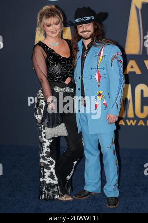 Las Vegas, Stati Uniti. 07th Mar 2022. Caroline e Ian Munsick arrivano all'Academy of Country Music Awards 57th che si tiene presso l'Allegiant Stadium Way di Las Vegas, NV lunedì 7 marzo 2022. (Foto di Stephen Sylvanie/Sipa USA) Credit: Sipa USA/Alamy Live News Foto Stock