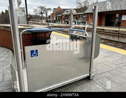 Ascensore accessibile con sedia a rotelle alla stazione ferroviaria di Glenview che serve i passeggeri di Metra e Amtrak. Foto Stock