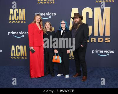 Las Vegas, Stati Uniti. 07th Mar 2022. Morgane Stapleton, Wayland Stapleton, Ada Stapleton e Chris Stapleton arrivano per i premi 2022 Academy of Country Music all'Allegiant Stadium di Las Vegas, Nevada lunedì 7 marzo 2022. Foto di James Atoa/UPI Credit: UPI/Alamy Live News Foto Stock