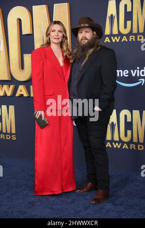 Las Vegas, Stati Uniti. 07th Mar 2022. Morgane Stapleton e Chris Stapleton arrivano per i premi 2022 Academy of Country Music all'Allegiant Stadium di Las Vegas, Nevada lunedì 7 marzo 2022. Foto di James Atoa/UPI Credit: UPI/Alamy Live News Foto Stock