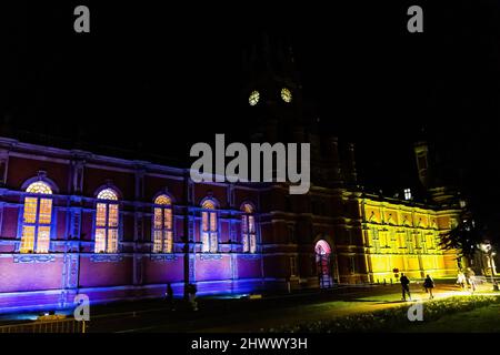 Egham, Regno Unito. 07th Mar 2022. L'edificio dei fondatori della Royal Holloway University è illuminato nei colori della bandiera Ucraina in solidarietà con l'Ucraina. La nazione continua a cercare di contrastare le truppe russe inviate per invadere su richiesta del Presidente Vladimir Putin. (Foto di Tejas Sandhu/SOPA Images/Sipa USA) Credit: Sipa USA/Alamy Live News Foto Stock