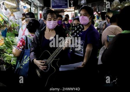 Manila, Filippine. 8th Mar 2022. I diritti umani sostengono che i diritti delle donne vengano proclamati in occasione della Giornata internazionale della donna in un mercato pubblico a Quezon City. Marzo 8, 2022. Il gruppo ha chiesto i diritti e le lotte delle donne e ha invitato il popolo filippino a respingere i candidati autoritari e a scegliere i leader pro-donna nelle prossime elezioni nazionali del maggio 2022. (Credit Image: © Basilio Sepe/ZUMA Press Wire) Foto Stock