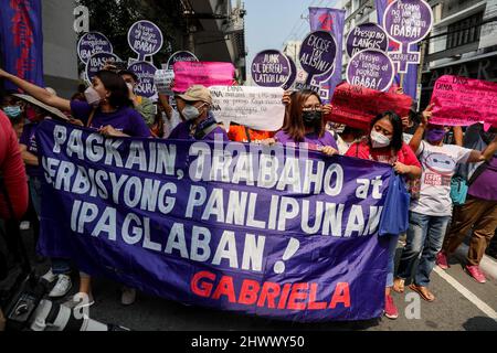 Manila, Filippine. 8th Mar 2022. I difensori dei diritti umani portano segnali mentre marciano per celebrare la Giornata internazionale della donna a Manila, Filippine. Marzo 8, 2022. Vari gruppi hanno protestato contro la serie di aumenti del prezzo del petrolio nel paese e hanno chiesto i diritti e le lotte delle donne. (Credit Image: © Basilio Sepe/ZUMA Press Wire) Foto Stock