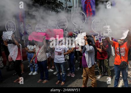 Manila, Filippine. 8th Mar 2022. I difensori dei diritti umani portano segnali durante una protesta per celebrare la Giornata internazionale della donna a Manila, Filippine. Marzo 8, 2022. Vari gruppi hanno protestato contro la serie di aumenti del prezzo del petrolio nel paese e hanno chiesto i diritti e le lotte delle donne. (Credit Image: © Basilio Sepe/ZUMA Press Wire) Foto Stock