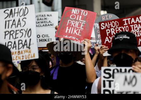 Manila, Filippine. 8th Mar 2022. Gli attivisti per i diritti umani portano segnali durante una protesta per celebrare la Giornata internazionale della donna a Manila, Filippine. Marzo 8, 2022. Vari gruppi hanno protestato contro la serie di aumenti del prezzo del petrolio e dei costi dei prodotti di base nel paese. (Credit Image: © Basilio Sepe/ZUMA Press Wire) Foto Stock