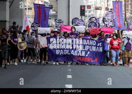 Manila, Filippine. 8th Mar 2022. I difensori dei diritti umani portano segnali mentre marciano per celebrare la Giornata internazionale della donna a Manila, Filippine. Marzo 8, 2022. Vari gruppi hanno protestato contro la serie di aumenti del prezzo del petrolio nel paese e hanno chiesto i diritti e le lotte delle donne. (Credit Image: © Basilio Sepe/ZUMA Press Wire) Foto Stock