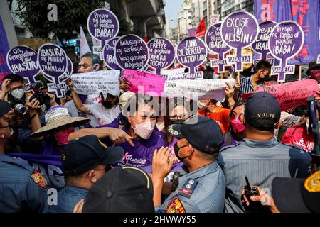 Manila, Filippine. 8th Mar 2022. I poliziotti bloccano gli attivisti mentre marciano per celebrare la Giornata Internazionale della Donna a Manila, Filippine. Marzo 8, 2022. Vari gruppi hanno protestato contro la serie di aumenti del prezzo del petrolio nel paese e hanno chiesto i diritti e le lotte delle donne. (Credit Image: © Basilio Sepe/ZUMA Press Wire) Foto Stock