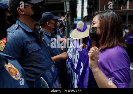 Manila, Filippine. 8th Mar 2022. I poliziotti bloccano gli attivisti mentre marciano per celebrare la Giornata Internazionale della Donna a Manila, Filippine. Marzo 8, 2022. Vari gruppi hanno protestato contro la serie di aumenti del prezzo del petrolio nel paese e hanno chiesto i diritti e le lotte delle donne. (Credit Image: © Basilio Sepe/ZUMA Press Wire) Foto Stock