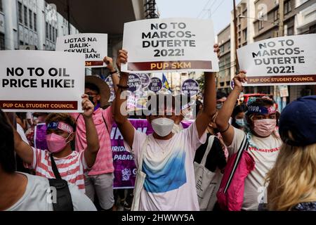 Manila, Filippine. 8th Mar 2022. Gli attivisti per i diritti umani portano segnali durante una protesta per celebrare la Giornata internazionale della donna a Manila, Filippine. Marzo 8, 2022. Vari gruppi hanno protestato contro la serie di aumenti del prezzo del petrolio e dei costi dei prodotti di base nel paese. (Credit Image: © Basilio Sepe/ZUMA Press Wire) Foto Stock