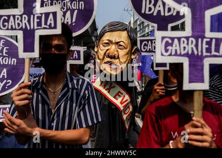 Manila, Filippine. 8th Mar 2022. Un attivista appare come aspirante presidenziale ed ex senatore Ferdinand ''Bongbong'' Marcos Jr. Durante una protesta per celebrare la Giornata Internazionale delle Donne a Manila, Filippine. Marzo 8, 2022. Vari gruppi hanno protestato contro la serie di aumenti del prezzo del petrolio e dei costi dei prodotti di base nel paese. (Credit Image: © Basilio Sepe/ZUMA Press Wire) Foto Stock