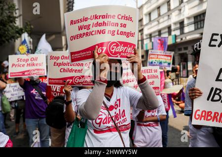 Manila, Filippine. 8th Mar 2022. Gli attivisti per i diritti umani portano segnali durante una protesta per celebrare la Giornata internazionale della donna a Manila, Filippine. Marzo 8, 2022. Vari gruppi hanno protestato contro la serie di aumenti del prezzo del petrolio e dei costi dei prodotti di base nel paese. (Credit Image: © Basilio Sepe/ZUMA Press Wire) Foto Stock