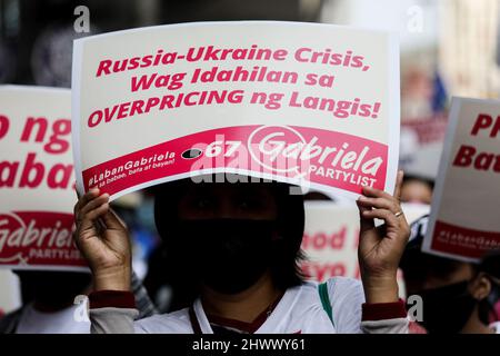 Manila, Filippine. 8th Mar 2022. Un attivista porta un segno durante una protesta per celebrare la Giornata Internazionale delle Donne a Manila, Filippine. Marzo 8, 2022. Vari gruppi hanno protestato contro la serie di aumenti del prezzo del petrolio e dei costi dei prodotti di base nel paese. (Credit Image: © Basilio Sepe/ZUMA Press Wire) Foto Stock