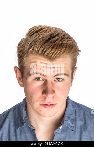 Ritratto di raffreddare il ragazzo con i capelli rossi in posa di studio Foto Stock