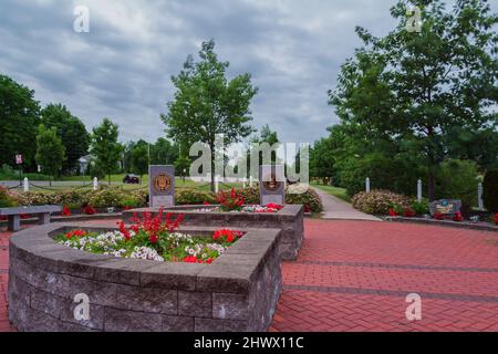 NEW HARTFORD, NEW YORK, Stati Uniti d'America - 23 GIUGNO, 2018: Vista del paesaggio della tomba-pietre del Veteran Memorial di New Hartford, situata in 11 Evalon Rd, New Hartford, NY 1 Foto Stock