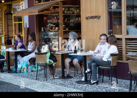Rio de Janeiro, Brasile. 7th Mar 2022. La gente mangia in un ristorante a Rio de Janeiro, Brasile, 7 marzo 2022. Credit: Wang Tiancong/Xinhua/Alamy Live News Foto Stock