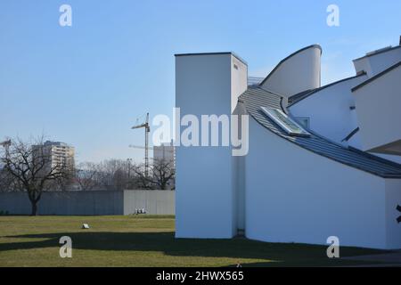 WEIL AM RHEIN, GERMANIA - Vista esterna del Vitra Design Museum, progettato dall'architetto Frank Gehry, all'interno del Campus Vitra di Weil am Rhein Foto Stock