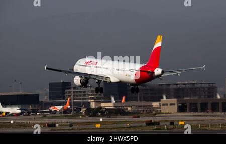 Compagnia aerea Iberia aereo arriva per un atterraggio in un aeroport El Prat città di Barcellona Foto Stock