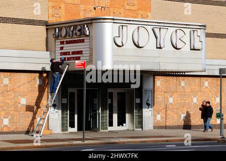 Una persona cambia le lettere sul marquee del teatro Joyce, 175 8th Ave, New York, NY. Foto Stock