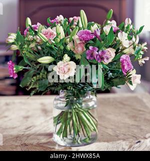 Bel bouquet di fiori. Bouquet con diversi tipi di fioritoBouquet con diversi tipi di fiori. Foto Stock