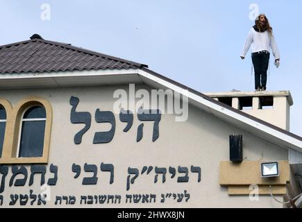 Un giovane devoto ebreo di Breslov che prega in cima alla sala di preghiera tomba a Uman, Ucraina durante le celebrazioni del nuovo anno ebraico. Foto Stock