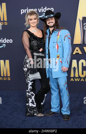 Las Vegas, Nevada, USA. 7th Mar 2022. Caroline Munsick, Ian Munsick agli Arrivi per i Premi ACM (Academy of Country Music) 57th - Arrivi 1, Allegiant Stadium, Las Vegas, NV 7 marzo 2022. Credit: JA/Everett Collection/Alamy Live News Foto Stock