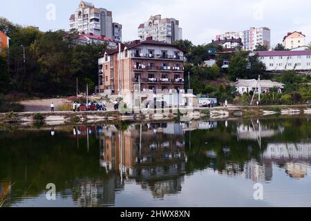 Uman, Ucraina. 21th settembre 2017. Riflessione in un lago in cui molti pellegrini ebrei conducono preghiere. Foto Stock