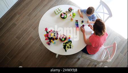 Happy Family Painting uova di Pasqua a casa Foto Stock