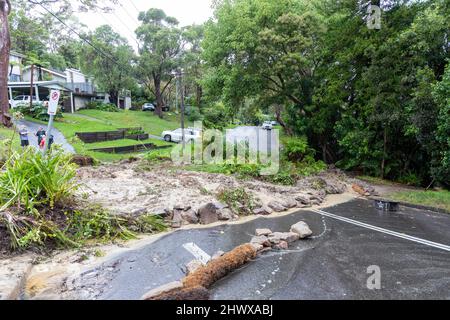 Bilgola Plateau a Sydney, NSW, Australia giardino frana causato da forti piogge e tempeste completamente blocca una strada locale come i residenti attendono servizi di emergenza. Credit Martin Berry @alamy live news.Tuesday 8th March 2022. Foto Stock