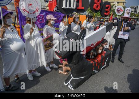 Thailandia. 08th Mar 2022. I membri dei gruppi per i diritti del lavoro thailandesi e i sindacati delle imprese statali si riuniscono per marzo per i diritti del lavoro in occasione della Giornata internazionale della donna. (Foto di Vichan Poti/Pacific Press) Credit: Pacific Press Media Production Corp./Alamy Live News Foto Stock