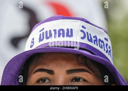 Thailandia. 08th Mar 2022. I membri dei gruppi per i diritti del lavoro thailandesi e i sindacati delle imprese statali si riuniscono per marzo per i diritti del lavoro in occasione della Giornata internazionale della donna. (Foto di Vichan Poti/Pacific Press) Credit: Pacific Press Media Production Corp./Alamy Live News Foto Stock