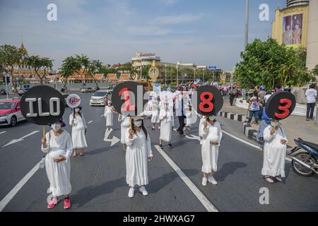 Thailandia. 08th Mar 2022. I membri dei gruppi per i diritti del lavoro thailandesi e i sindacati delle imprese statali si riuniscono per marzo per i diritti del lavoro in occasione della Giornata internazionale della donna. (Foto di Vichan Poti/Pacific Press) Credit: Pacific Press Media Production Corp./Alamy Live News Foto Stock