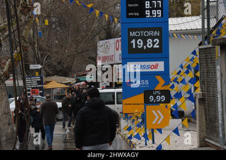 (220308) -- ANKARA, 8 marzo 2022 (Xinhua) -- i prezzi del petrolio sono visti su schermi digitali presso una stazione di servizio ad Ankara, Turchia, 7 marzo 2022. Gli analisti hanno affermato che l'elevato tasso d'inflazione della Turchia non è ancora svanito, anche dopo che il governo ha introdotto misure per combattere gli aumenti dei prezzi, e si prevede che l'elevata inflazione continuerà a causa di un aumento globale dei prezzi dell'energia e di situazioni geografiche complicate. L'inflazione in Turchia è aumentata dal 48,7 per cento di gennaio al 54,44 per cento di febbraio, raggiungendo un picco di 20 anni. L’elevata inflazione ha inflitto un altro colpo alla lira turca, che ha perso circa 60 perc Foto Stock