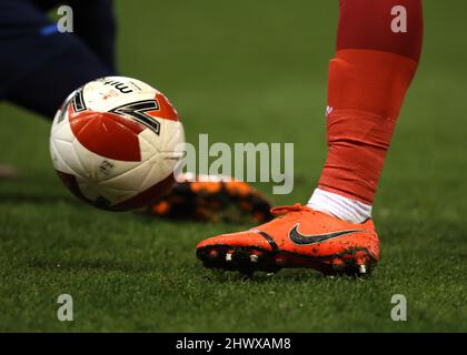 Nottingham, Regno Unito. 07th Mar 2022. Una scarpa da calcio Nike arancione e il matchball Mitre al Nottingham Forest v Huddersfield Town, partita di round della Emirates fa Cup 5th, al City Ground di Nottingham, Notts. Credit: Paul Marriott/Alamy Live News Foto Stock