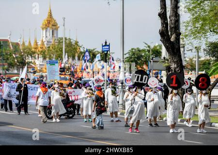 Thailandia. 8th Mar 2022. I membri dei gruppi per i diritti del lavoro thailandesi e i sindacati delle imprese statali si riuniscono per marzo per i diritti del lavoro in occasione della Giornata internazionale della donna. (Credit Image: © Vichan Poti/Pacific Press via ZUMA Press Wire) Foto Stock