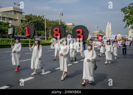 Thailandia. 8th Mar 2022. I membri dei gruppi per i diritti del lavoro thailandesi e i sindacati delle imprese statali si riuniscono per marzo per i diritti del lavoro in occasione della Giornata internazionale della donna. (Credit Image: © Vichan Poti/Pacific Press via ZUMA Press Wire) Foto Stock