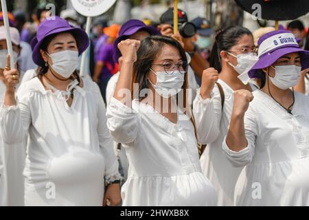 Thailandia. 8th Mar 2022. I membri dei gruppi per i diritti del lavoro thailandesi e i sindacati delle imprese statali si riuniscono per marzo per i diritti del lavoro in occasione della Giornata internazionale della donna. (Credit Image: © Vichan Poti/Pacific Press via ZUMA Press Wire) Foto Stock