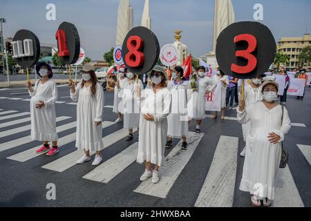 Thailandia. 8th Mar 2022. I membri dei gruppi per i diritti del lavoro thailandesi e i sindacati delle imprese statali si riuniscono per marzo per i diritti del lavoro in occasione della Giornata internazionale della donna. (Credit Image: © Vichan Poti/Pacific Press via ZUMA Press Wire) Foto Stock